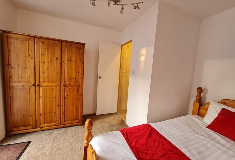 ホテル Pymgate Lodge