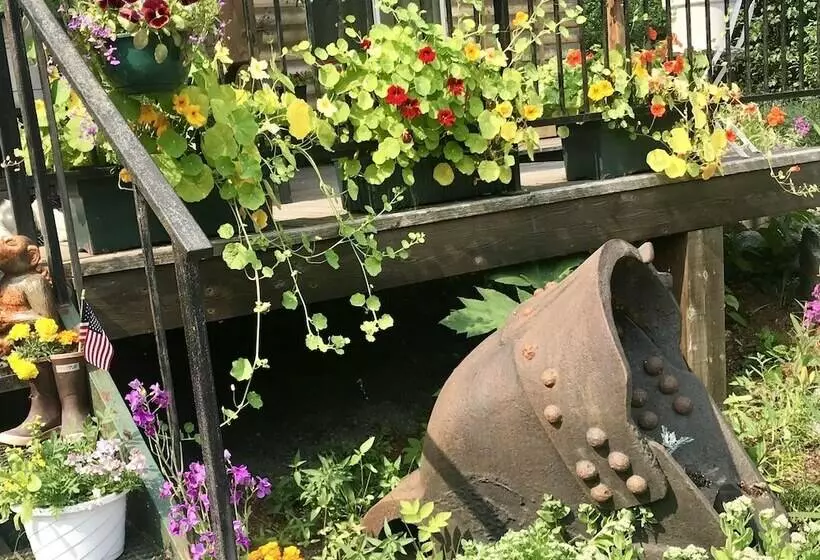 Hotelli Twin Peaks Lodge And Rv Park