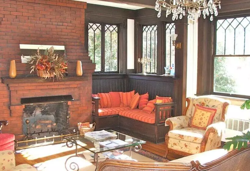 Oakland Cottage Bed And Breakfast