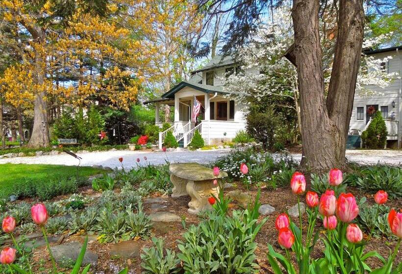 Oakland Cottage Bed And Breakfast