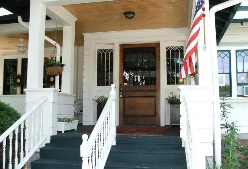 Oakland Cottage Bed And Breakfast