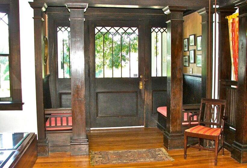 Oakland Cottage Bed And Breakfast