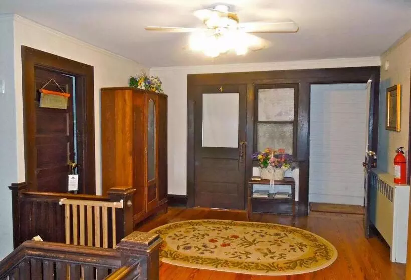 Oakland Cottage Bed And Breakfast