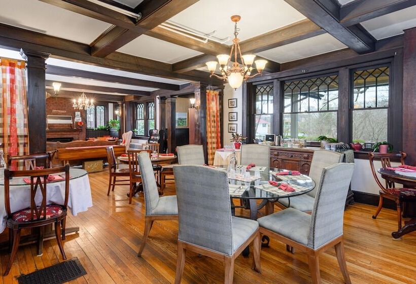 Oakland Cottage Bed And Breakfast