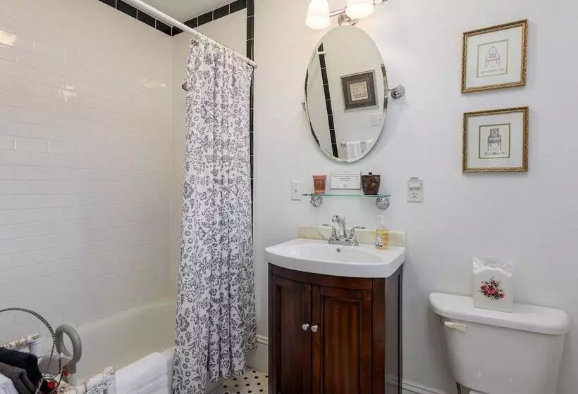 Oakland Cottage Bed And Breakfast