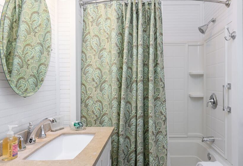 Oakland Cottage Bed And Breakfast