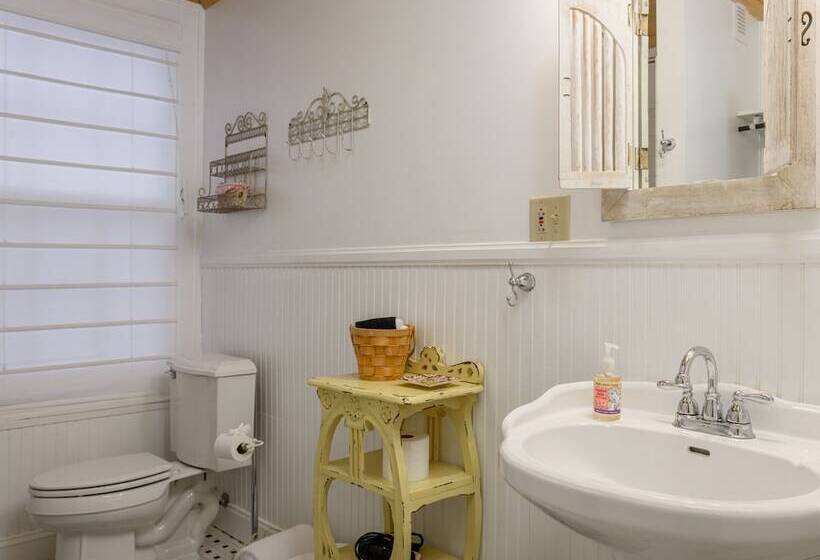 Oakland Cottage Bed And Breakfast