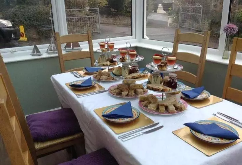 تختخواب و صبحانه The Gables Guest House