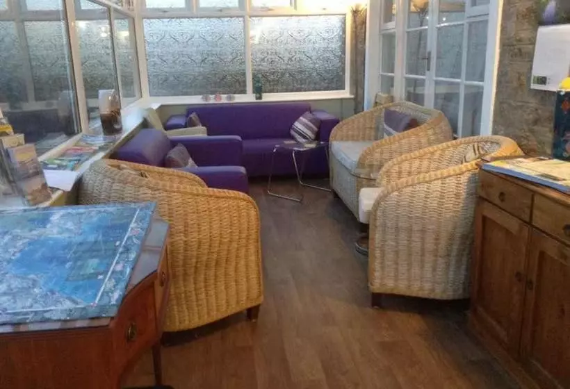 تختخواب و صبحانه The Gables Guest House