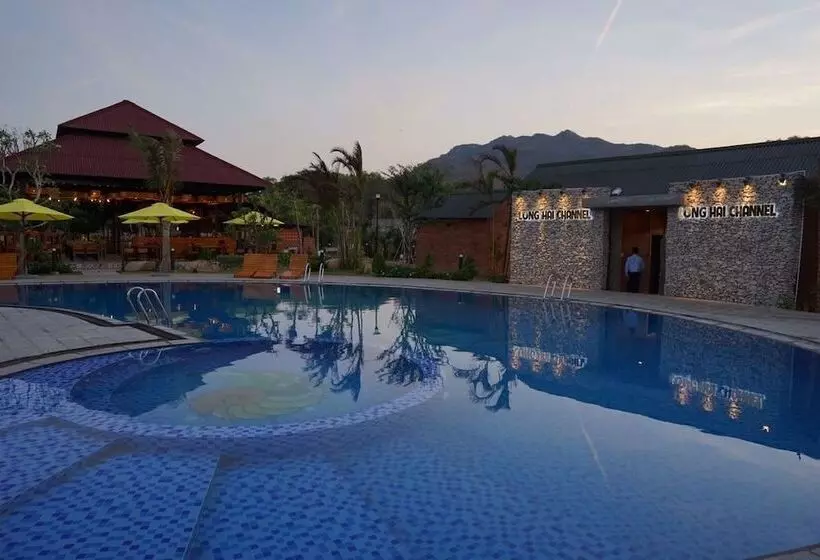 هتل Long Hải Channel Beach Resort