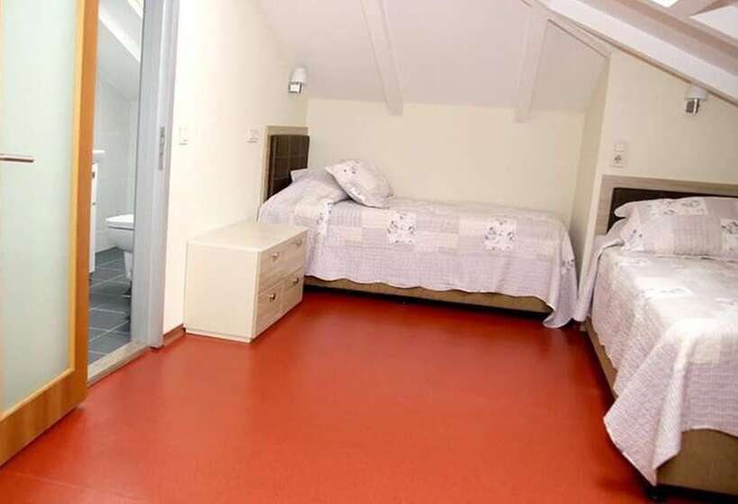 İkiz Palmiye Kiz Oğrenci Pansiyonu   Caters To Women   Hostel