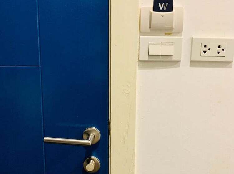 White Wall Poshtel   Hostel