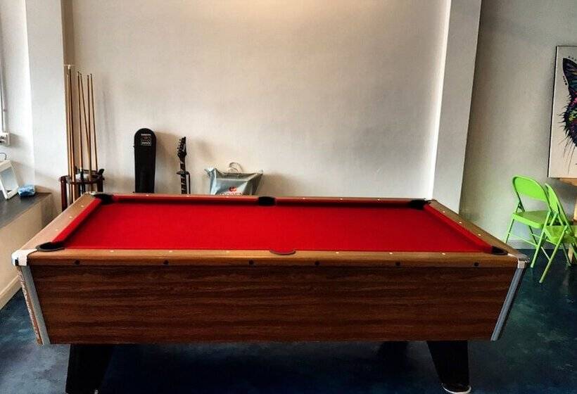 White Wall Poshtel   Hostel