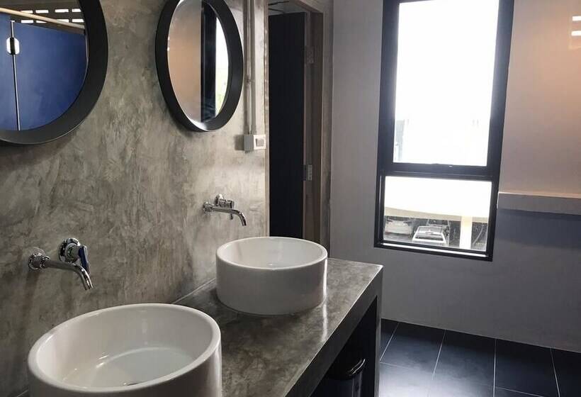 White Wall Poshtel   Hostel