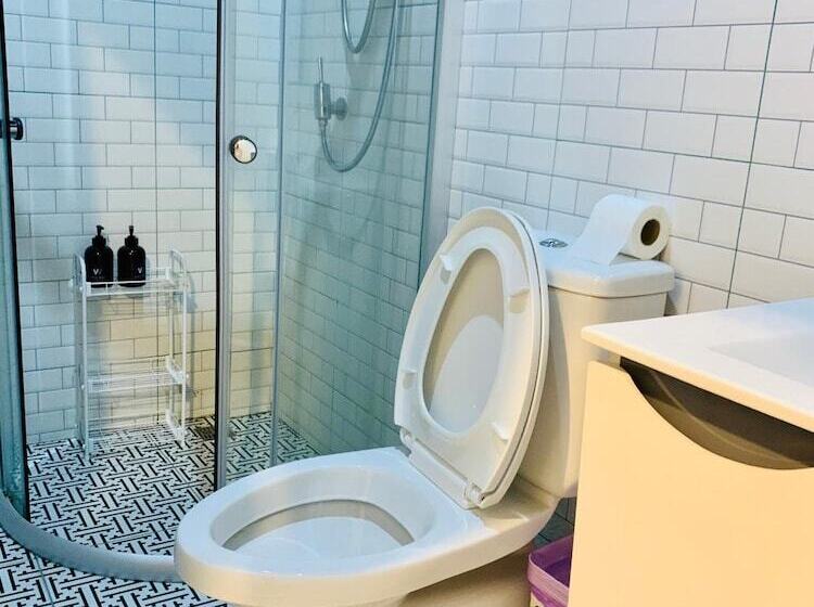 White Wall Poshtel   Hostel