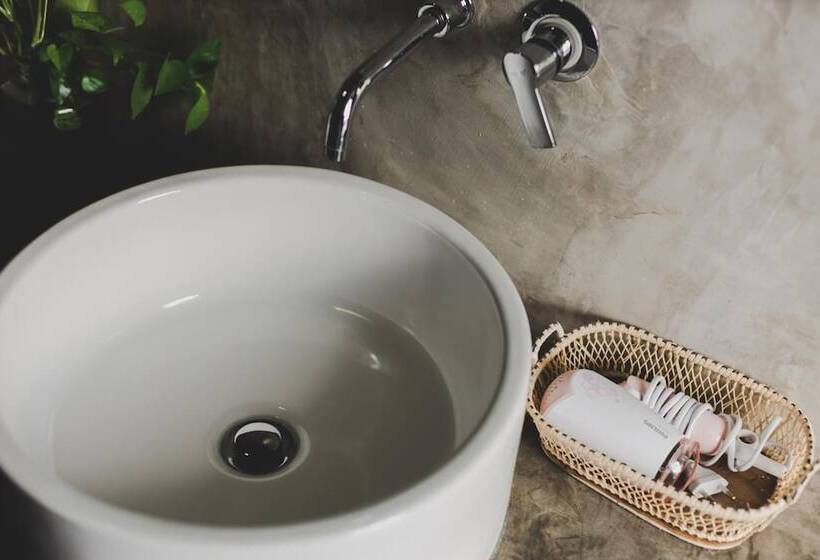 White Wall Poshtel   Hostel