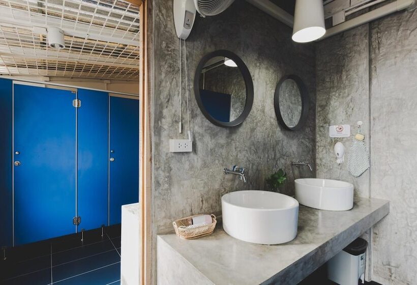 White Wall Poshtel   Hostel