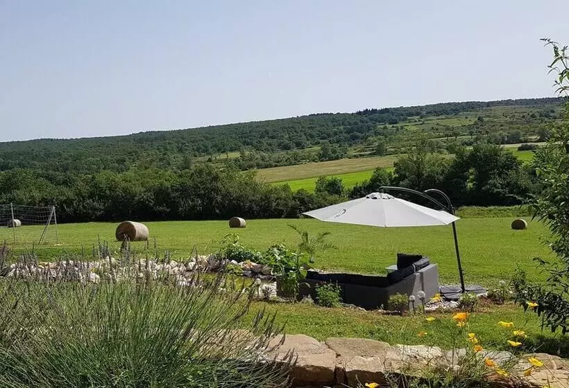 Aamiaismajoitus (B&B) La Cocagnière   In A Rural Location