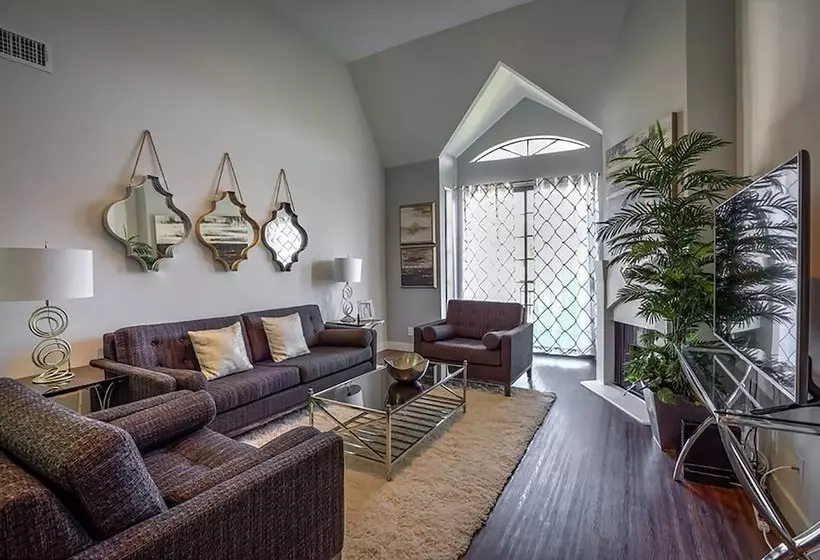 Hotelli Beverly Hills Condos