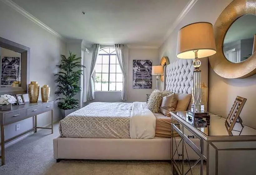 Hotelli Beverly Hills Condos