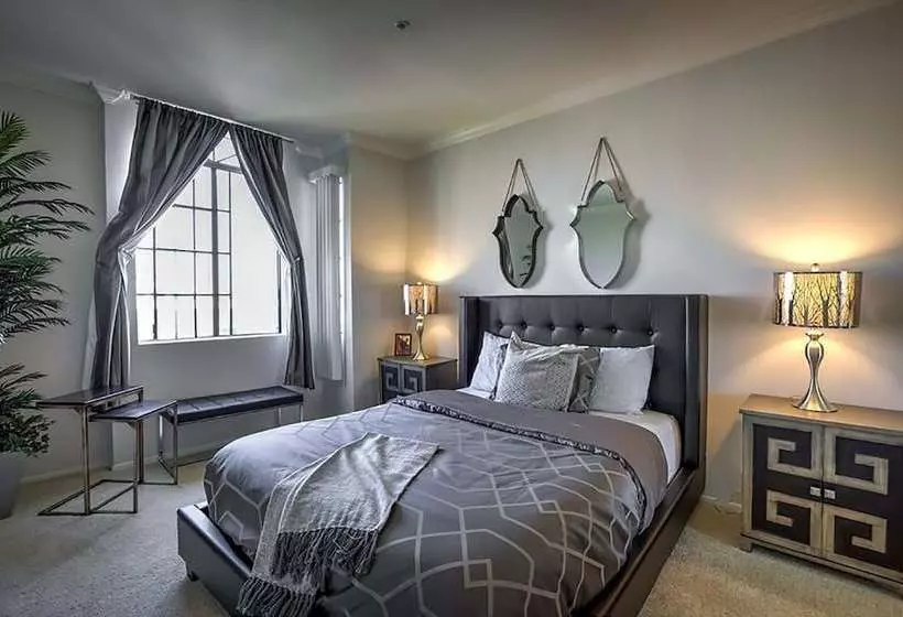 Hotelli Beverly Hills Condos