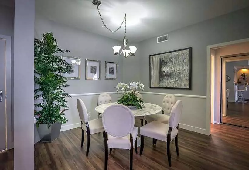 Hotelli Beverly Hills Condos