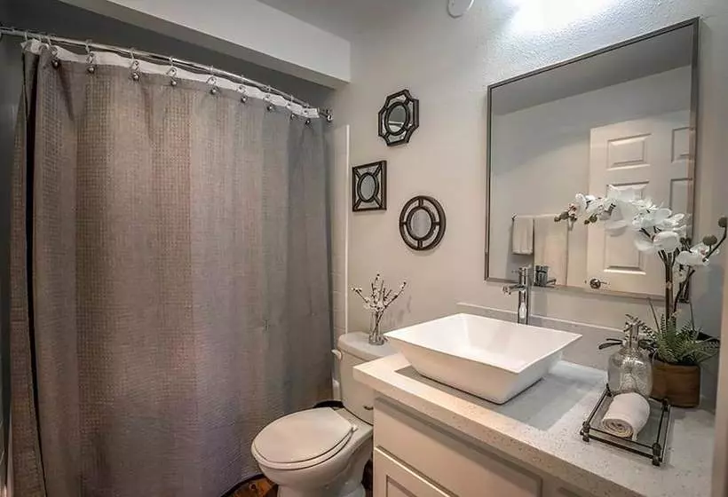 Hotelli Beverly Hills Condos