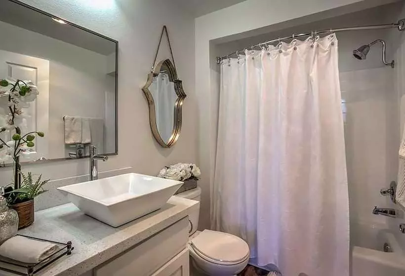 Hotelli Beverly Hills Condos