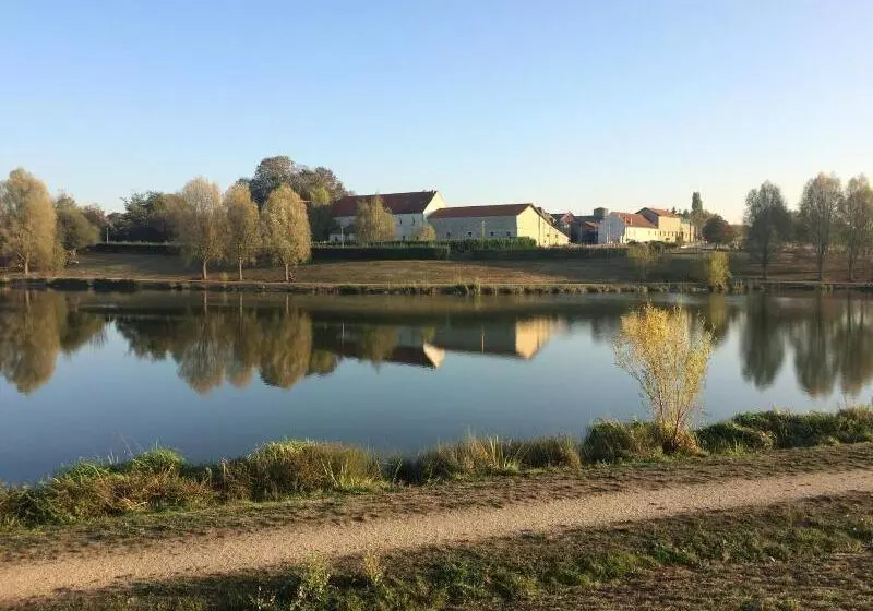 Aamiaismajoitus (B&B) Au Levrier De Chessy