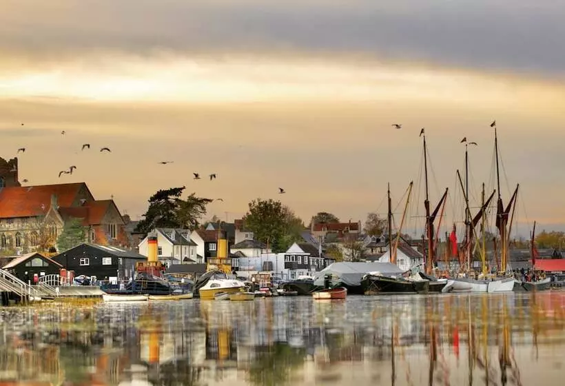 Aamiaismajoitus (B&B) Jolly Sailor  Fish On The Quay