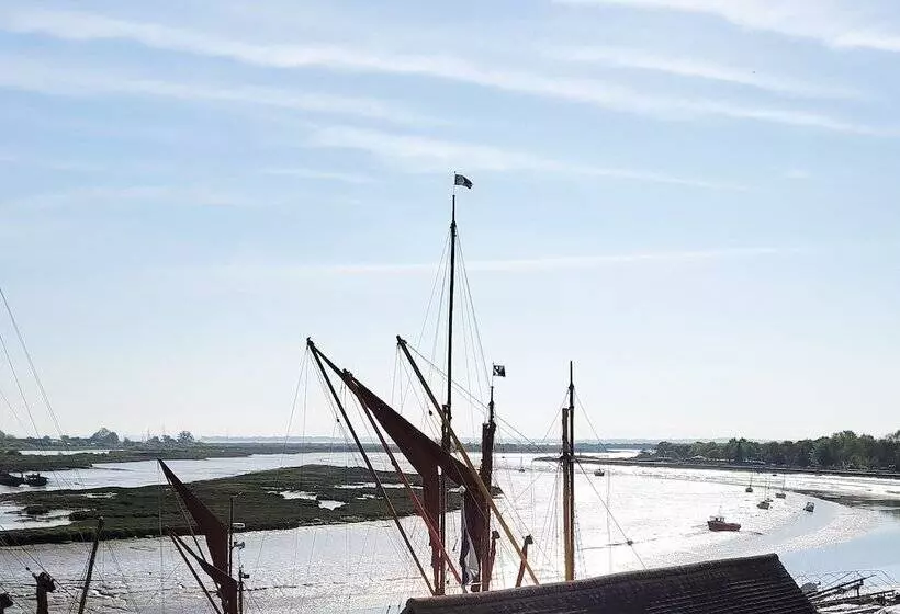 Aamiaismajoitus (B&B) Jolly Sailor  Fish On The Quay