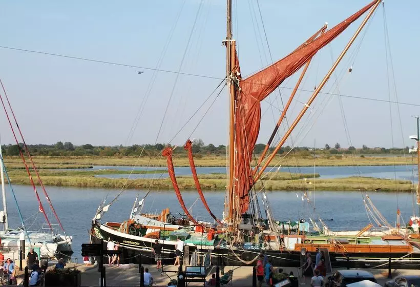 Aamiaismajoitus (B&B) Jolly Sailor  Fish On The Quay