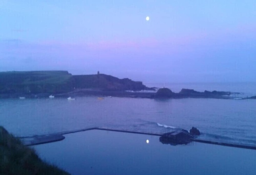 تختخواب و صبحانه The Pot And Barrel