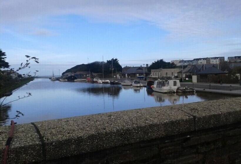 تختخواب و صبحانه The Pot And Barrel