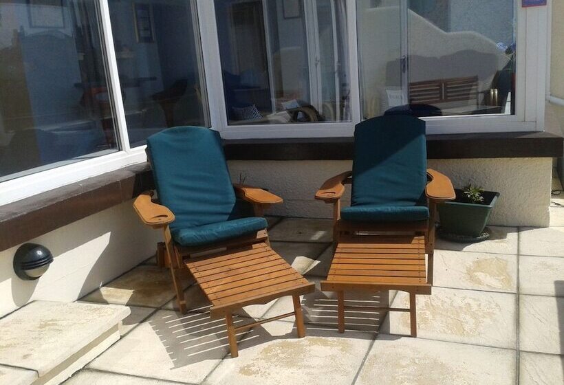 تختخواب و صبحانه The Pot And Barrel