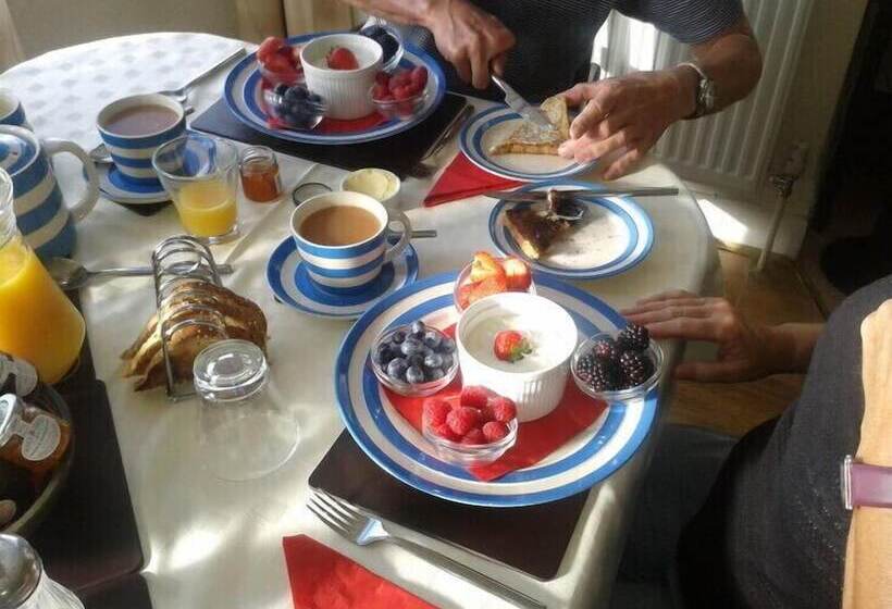 تختخواب و صبحانه The Pot And Barrel