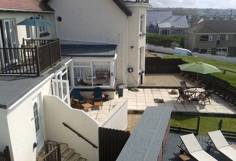 تختخواب و صبحانه The Pot And Barrel