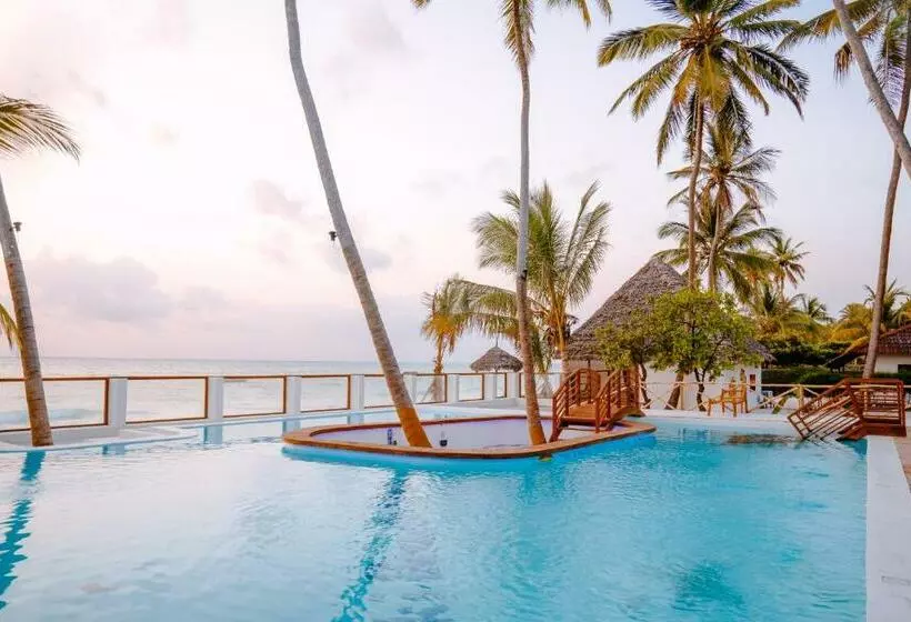 Hotelli Tiki Beach Club & Resort