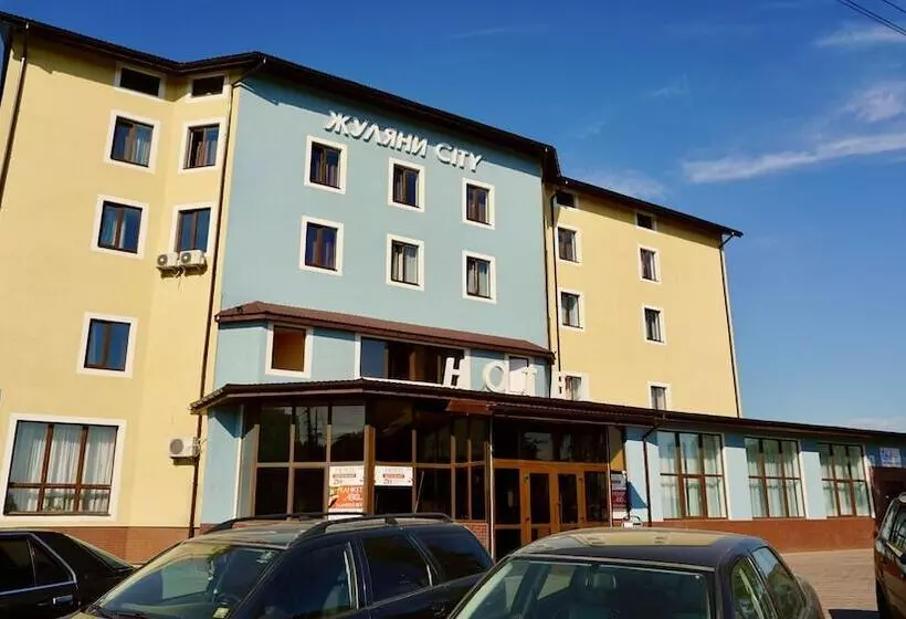 Retkeilymaja & Restaurant Zhuliany City