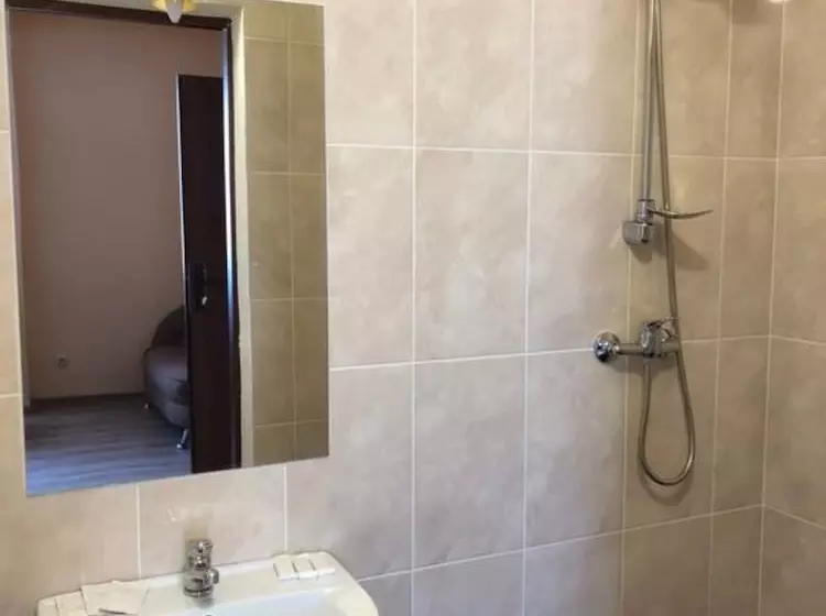 Retkeilymaja & Restaurant Zhuliany City