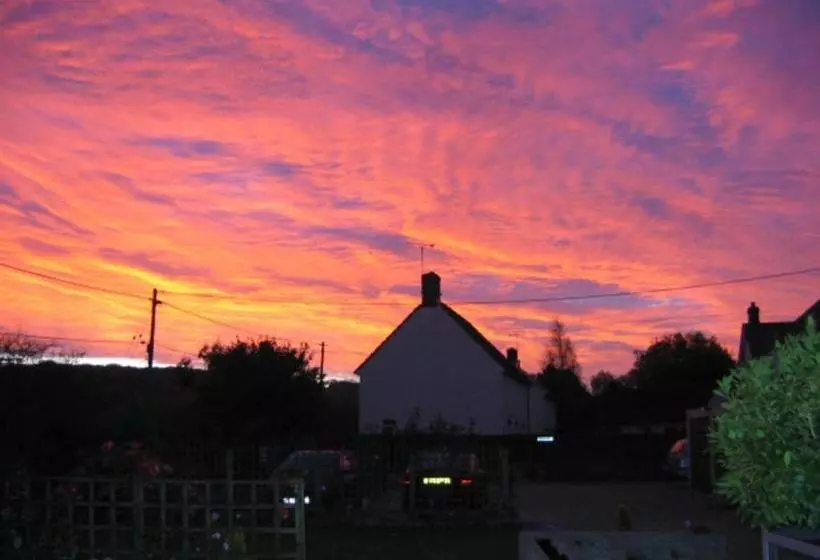 تختخواب و صبحانه Quiet Woman House