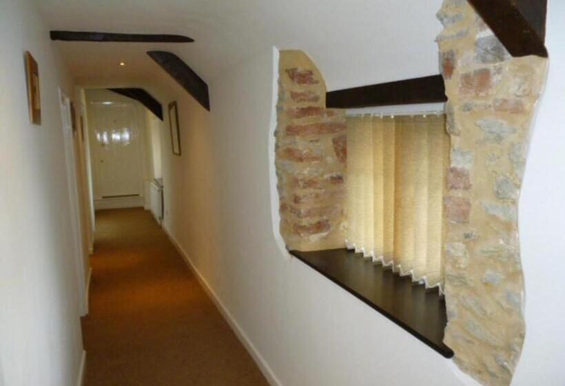 مبيت وإفطار Quiet Woman House