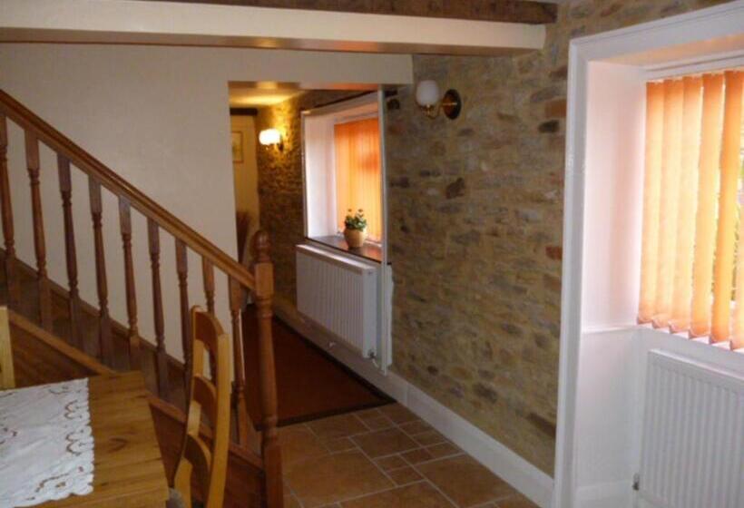 مبيت وإفطار Quiet Woman House