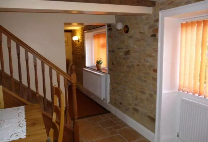 تختخواب و صبحانه Quiet Woman House