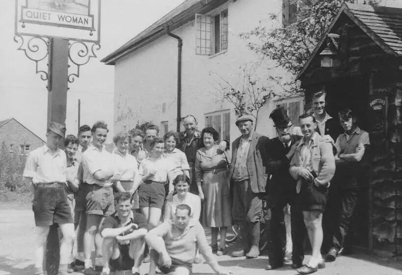 تختخواب و صبحانه Quiet Woman House