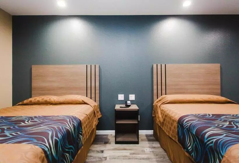 モーテル Budget Host Inn & Suites