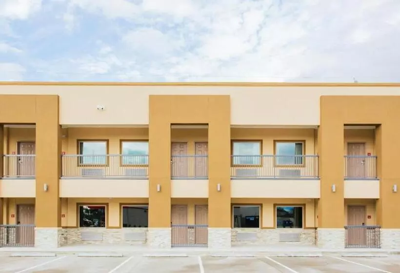 モーテル Budget Host Inn & Suites