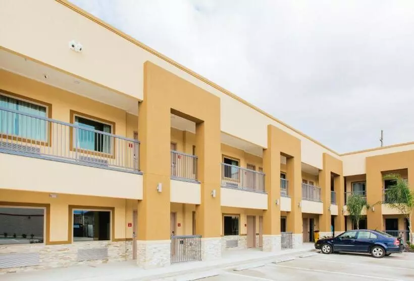 モーテル Budget Host Inn & Suites