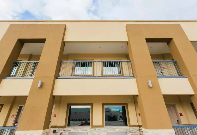 モーテル Budget Host Inn & Suites