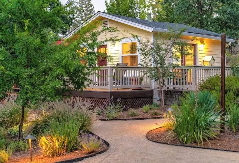Aurora Park Cottages